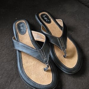 b.o.c. Women's Black and Tan Sandals